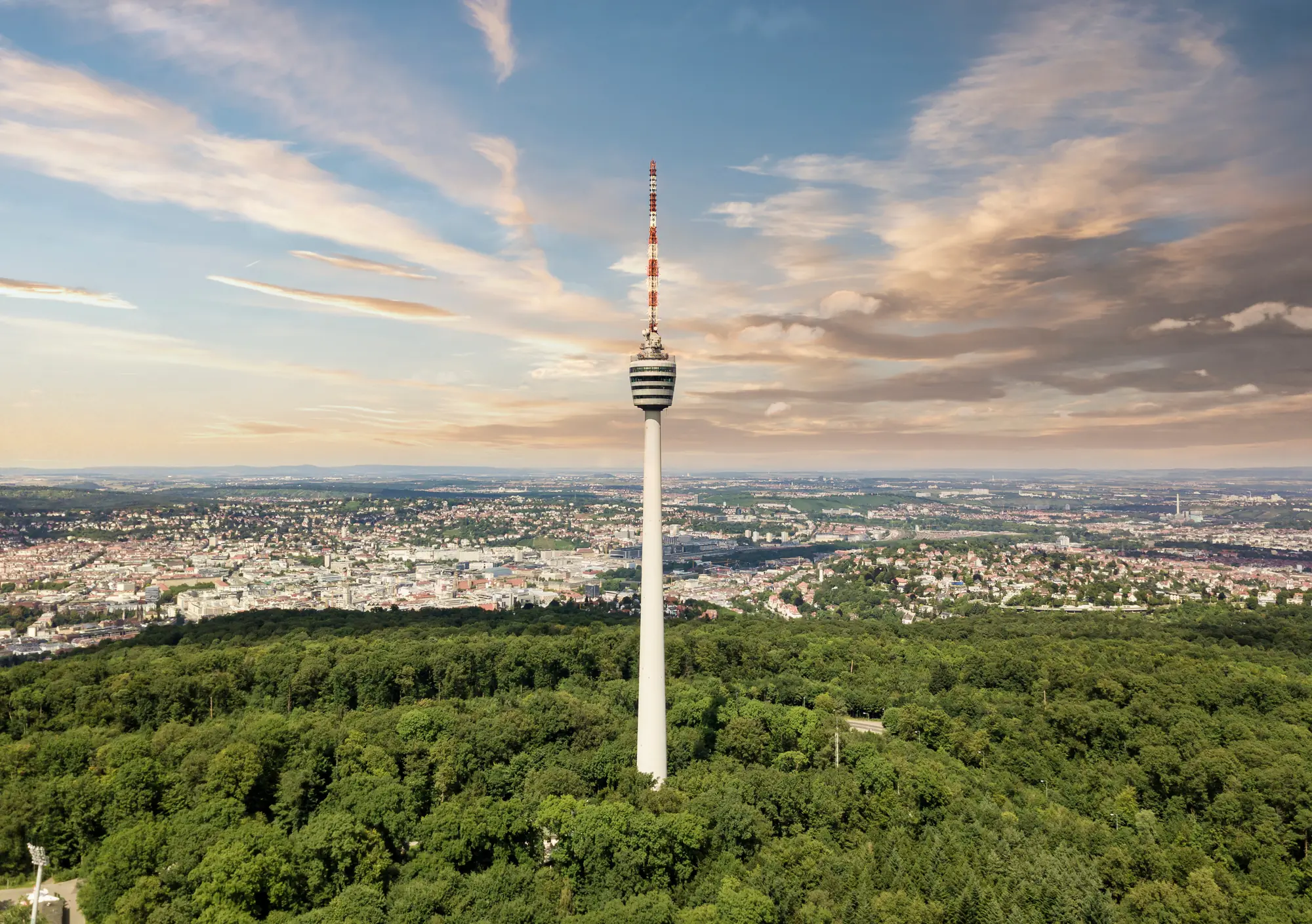 Blick über Stuttgart mit dem Fernsehturm bei Abendlicht